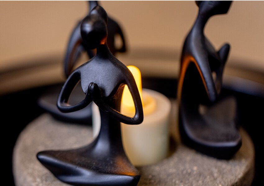 Bowing statues