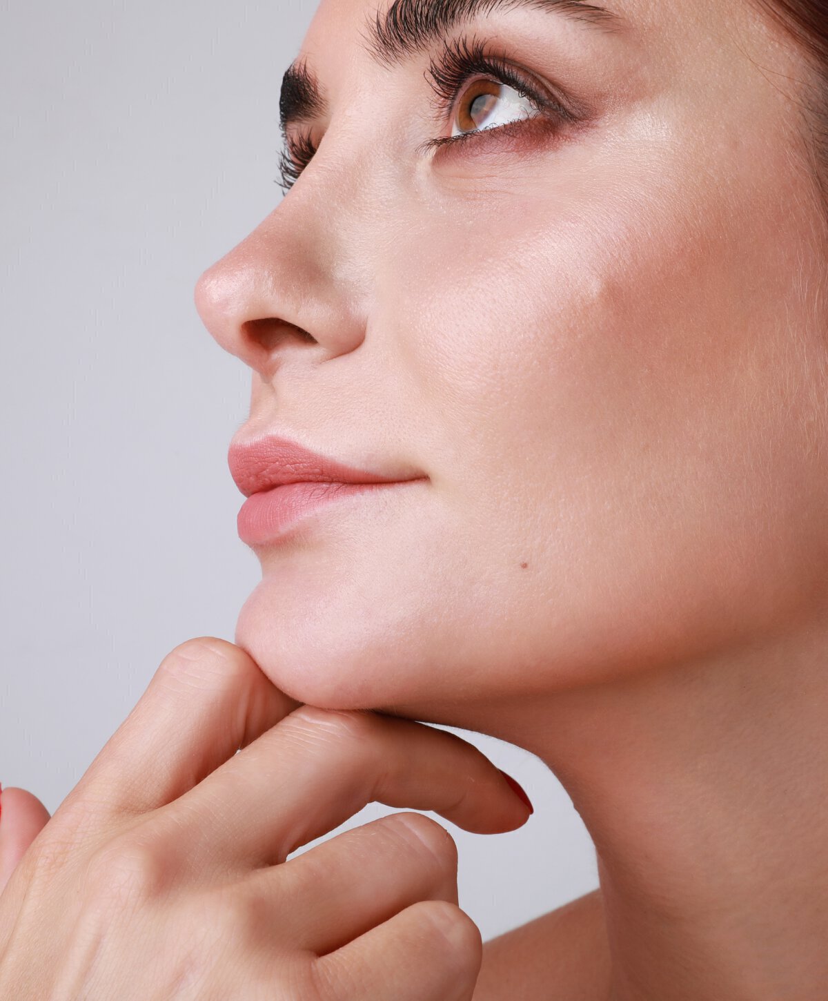 palo alto emface model with hand on her chin