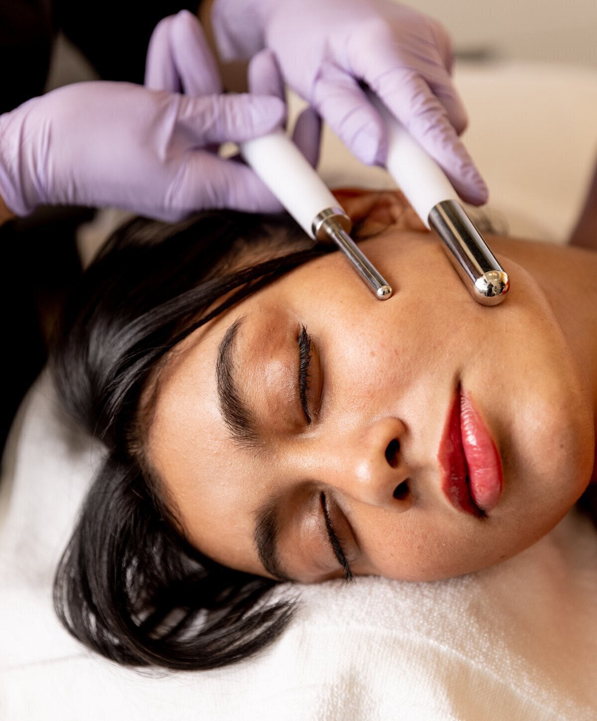 woman undergoing Palo Alto triawave treatment
